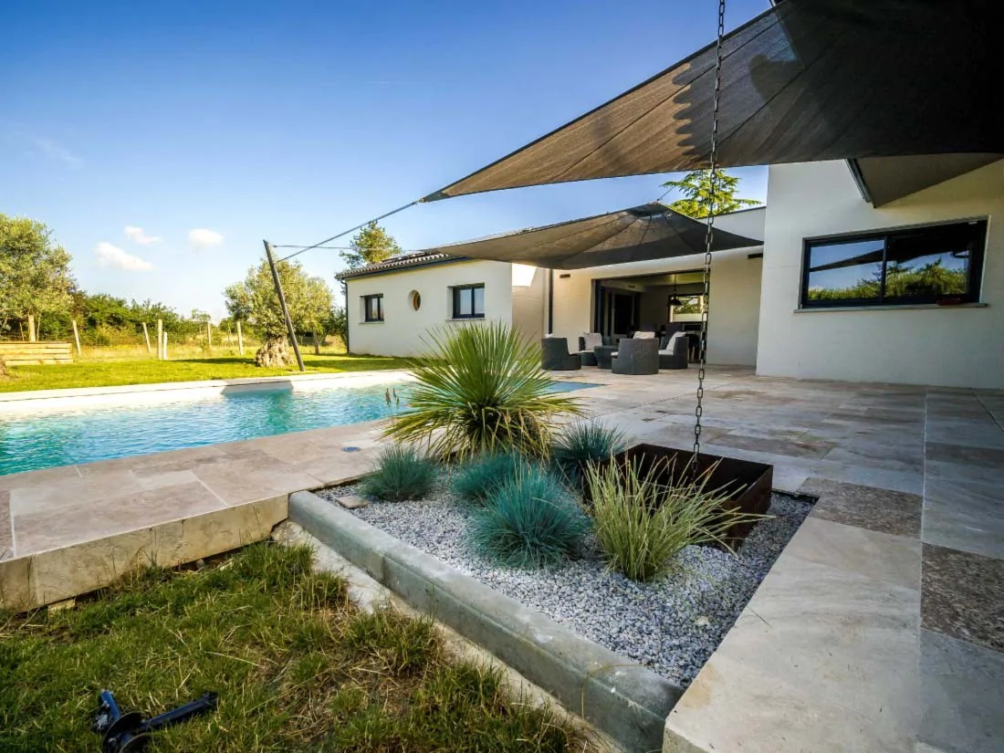 crear sombra cerca de piscinas