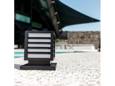 Solar QUB - La lámpara de exterior con un panel solar integrado