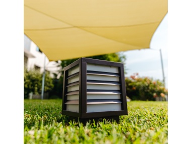 Solar QUB - La lámpara de exterior con un panel solar integrado