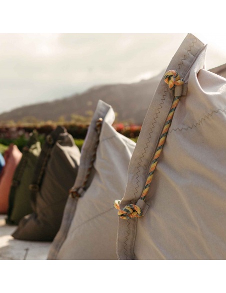 Randa: El Único asiento Puff con Diseño Radial para exteriores e interiores