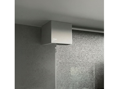 Recta: toldo vertical con placa de diseño geométrico
