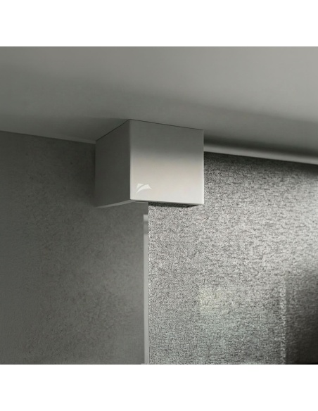 Recta: toldo vertical con placa de diseño geométrico