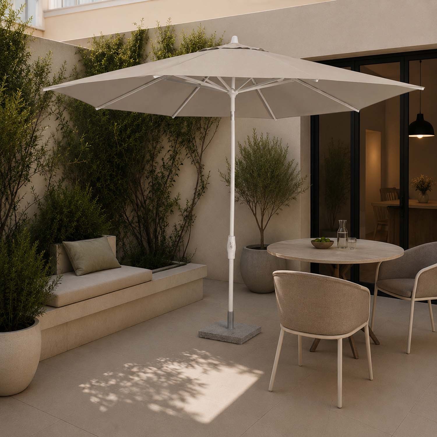 Lybra: Sombrilla de Palo Central Inclinable con Tecnología EquiTilt® 2