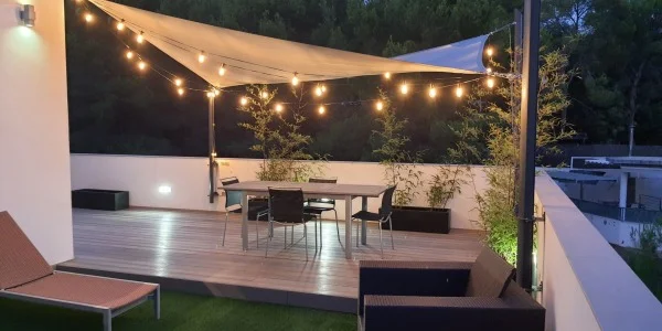 La vela Solaria hecha a medida para proteger su terraza del sol  